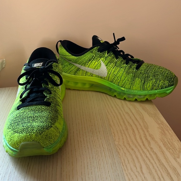 nike flyknit air max voltage green